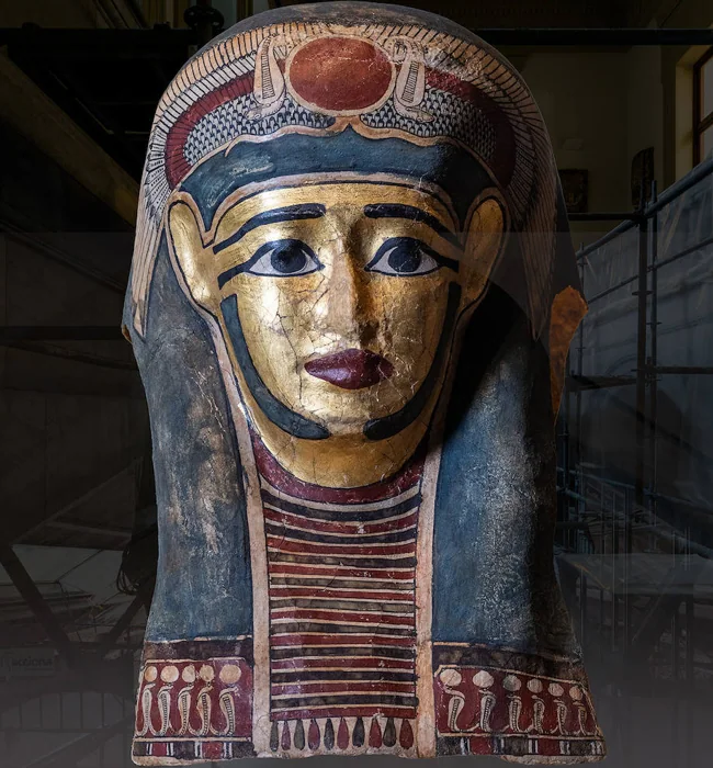 Mascara egipcia datada entre el siglo II a.C y el II d.C. Lino, estuco pan de oro y pintura.